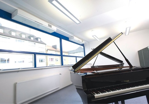 Der flexible Einbau dezentraler Lüftung erfolgt nach architektonischen und 
planerischen Vorgaben. Sind die Geräte mit Wärmerückgewinnung 
ausgestattet, verringert sich deutlich der für die Raumtemperierung 
notwendige Energieeinsatz
