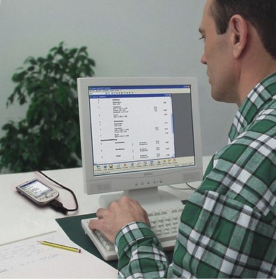 Im Büro werden die Daten anschließend per Funk oder Kabel in den Büro-PC 
eingelesen
