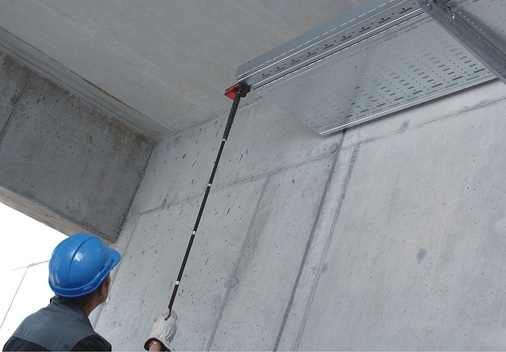 Mit einem optionalen Teleskoparm lassen sich auch schwer erreichbare Stellen 
messen
