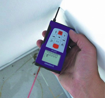 Ein ausfahrbarer Mess-Stift ermöglicht die präzise Messung aus Ecken heraus
