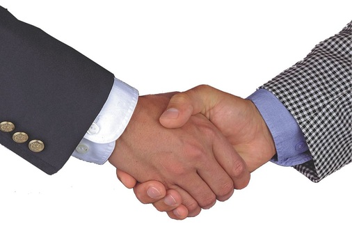 Bei der Begrüßung, genauer gesagt beim Reichen der Hände, handelt es sich 
um ein uraltes Ritual. Die Position der Hände und die Qualität des 
Hände­drucks verraten viel über die Einstellung des Gegenübers
