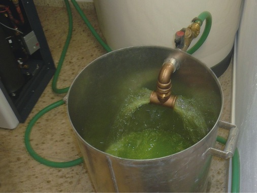 Das Mischen der Wärmeträgerflüssigkeit mit Wasser ist problemlos vom 
Anlagenbetreiber durchführbar
