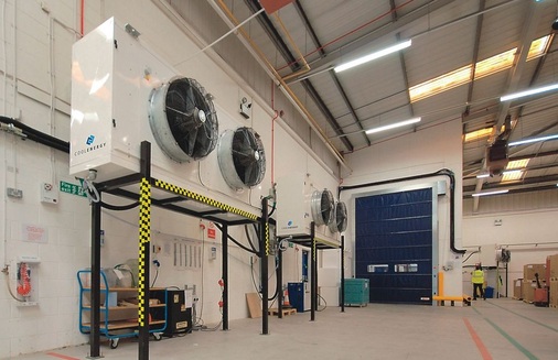 Spezielle Low-Temp-Anlagen hier auf Schwerlastregale montiert sorgen in 
Kühllagern für die für Lebensmittel geforderten Temperaturen
