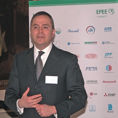 Tomas Valencia von Johnson Controls, Chairman von EPEE, bei der Begrüßung 
der Teilnehmer
