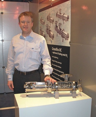 Bjarne Dindler Rasmussen stellte die neueste Pumpe aus dem Hause Grundfos 
vor: Eine speziell auf die Bedürfnisse von Supermarktkälteanlagen 
abgestimmte CO2-Pumpe. Mit dieser Pumpe, lassen sich energetisch günstige 
Kaskadenanlagen mit Pumpenumlauf von…