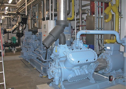 Blick in den Maschinenraum: Im Vordergrund der Hubkolbenverdichter, dahinter 
die beiden Schraubenverdichter (DuoPak) auf einem Rahmen. Die 
Leistungsregelung erfolgt über Frequenzumformer bzw. Zylinderabschaltung
