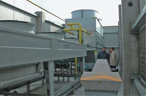 Auf dem Dach des Maschinenraums sind der Trockenverflüssiger (Thermofin) und 
der Verdunstungsverflüssiger (Evapco, im Bildhintergrund) aufgestellt, beide 
mit geräuscharmen Axialventilatoren [maximaler Schalldruckpegel 85 dB(A)]
