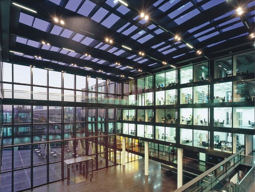 Bindeglied zwischen Hochhaus und Flachbau ist das multifunktional nutzbare 
Atrium. Alle innen liegenden Büros werden zentral klimatisiert
