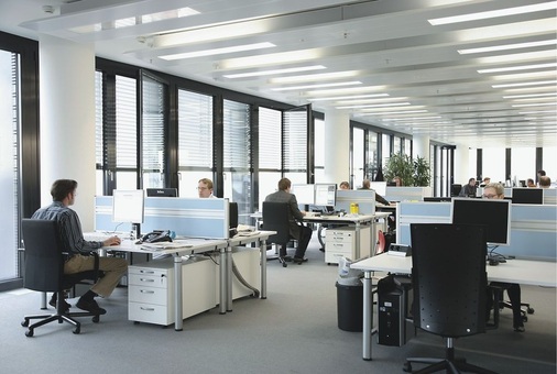 Fensterlüftung, Umluftkühlung oder mechanisch unterstützte 
Frischluftdusche: Die Mitarbeiter können über die Art der Raumtemperierung 
selbst entscheiden
