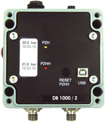 DB 1000/2 ohne Deckel: links die Reset-Taste des PZH, oben die Flanschstecker 
für die Relaisausgänge sowie für Hilfsenergie und den 4...20 mA-Ausgang
