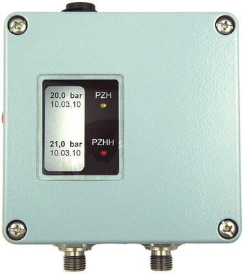 DB 1000/2 mit geschlossenem Gehäusedeckel: unten die beiden Druckanschlüsse 
für Druckbegrenzer (PZH) und Sicherheitsdruckbegrenzer (PZHH)
