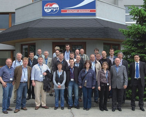 Muss sein: Gruppenbild mit Damen (und Geschäftsführer Tamas 
Schwarczenberger ganz rechts) vor dem Eingang des Güntner-Werks in Tata
