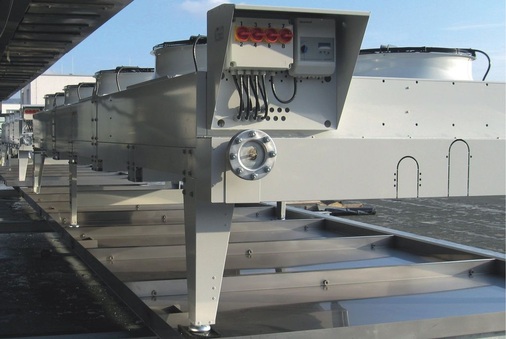 Einbaubeispiel: Die Rückkühler werden samt Schwingungsdämpfern in den 
Wannen aufgestellt
