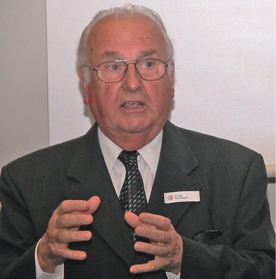 Professor Dr. Fritz Steimle, Ehrenvorsitzender des FGK, bei seinem wie immer 
lebhaften Vortrag zur Entwicklung des FGK: „Von der Fördergemeinschaft zum 
Branchenverband“
