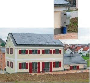 Der Neubau von der Rückseite. Ganz rechts ist der Luftschacht für die 
WRG-Anlage zu sehen (s. Detailbild)
