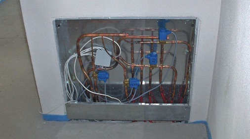 Ein Stockwerksverteiler mit Magnetventilen zur Steuerung der einzelnen Räume
