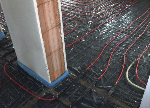 Im Bereich der Türschwellen werden die Kupferrohre mit Isolierung in den 
Estrich eingegossen
