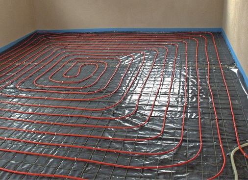 Der Kondensator der Wärmepumpe. Gut zu erkennen auch das Verlegesystem für 
die Rohre
