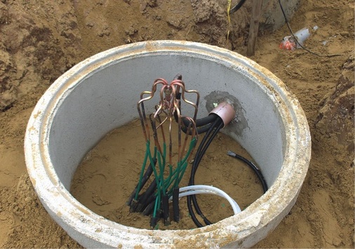 Schacht, in dem alle Kollektorkreise an einem Verteiler und Sammler 
zusammengeführt werden
