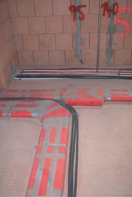 Die Lüftungskanäle werden im Fuß­bodenaufbau auf der Rohbetondecke in die 
Dämmebene eingebracht
