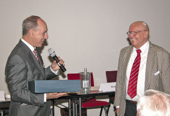 Professor Ulrich Pfeiffenberger (l.), Vorsitzender des FGK, verabschiedet 
Peter Iselt, der die langjährige Leitung der FGK-Arbeitsgruppe 
Luftbefeuchtung abgab. Diese wird nun in die AG Raumklima und Behaglichkeit 
integriert
