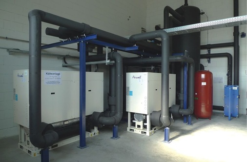 In der Endauswahl für die Kälteanlage ­standen eine ­Ammoniakanlage und 
ein klassischer Airwell-Kaltwassersatz gekoppelt mit einem Eisspeicher. 
Agrano entschied sich für Airwell
