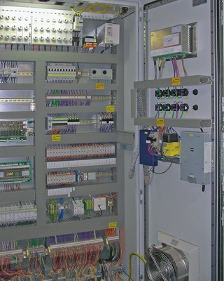 Bild 5: Schaltschrank für die Kälteanlage und die Gebäudeleittechnik
