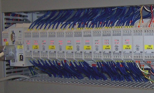 Bild 4: Speicherprogrammierbare Steuerung ELC55 (links) und Feldbusmodule
