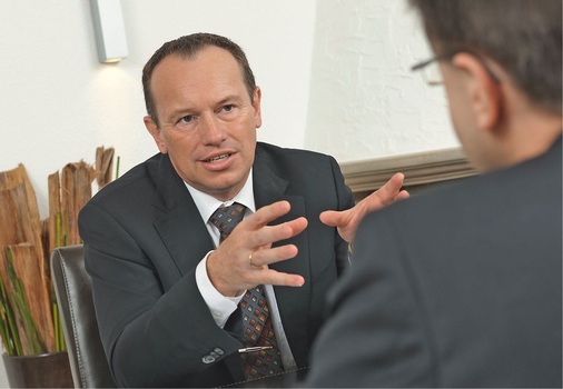 Thiesen: „Die Breite des Lösungsspektrums moderner Klima- und 
Wärmepumpentechnologie ist noch nicht entsprechend positioniert. Heute 
lassen sich mit einem System aus einer Hand Warmwasser, Wohnwärme und 
Kaltwasser bereitstellen ohne jegliche…