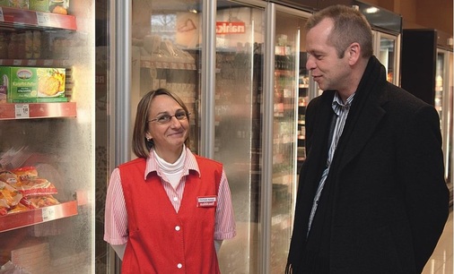 Peter Nienhaus von der Tschritter Gebäudetechnik GmbH mit einer 
Nahkauf-Mitarbeiterin
