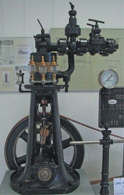 Bild 12: Gewerblicher Verdichter von Linde 1912 ­Aufnahme aus dem Deutschen 
Museum München
