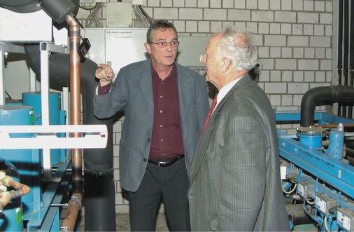 Detlev Höhne (links) und Dr. Hans Förster an der Anlage
