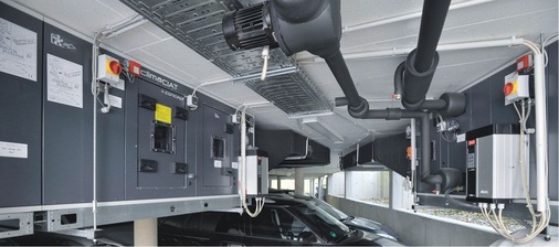 Die aus separaten Zuluft- und Abluftklimageräten bestehende 
Lüftungszentrale wurde unter der Decke der Tiefgarage montiert. Konstruktive 
Details wie die Ventilator-Montage auf einem schwingungsfreien Lagerblock mit 
serienmäßigen Federdämpfern sorgen…