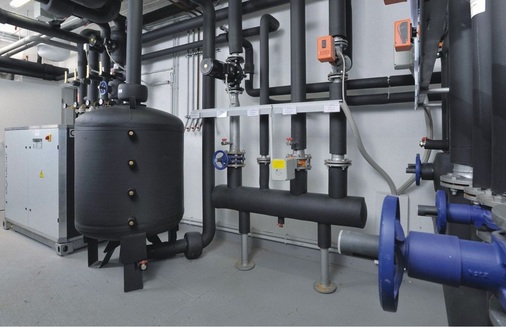 Die Wärmepumpe arbeitet mit R410A und verfügt über eine Wärmeleistung von 
bis zu 170 kW sowie eine Kälteleistung von bis zu 155 kW. Aufgrund der 
kompakten Abmessungen konnte die komplette Wärmepumpen-Anlage im beengten 
Keller des Altbaus untergebracht…