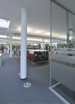 Im neuen Bürotrakt sind weder Heizkörper noch Rohre oder Luftkanäle 
sichtbar. Das Großraumbüro wird über einen Druckboden klimatisiert
