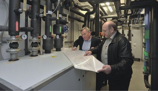 Dipl.-Ing. Hermann-Josef Bendel, Leiter Qualitätssicherung bei ZWP (r.), und 
Dipl.-Ing. Hans-Georg Gontermann, Geschäftsführer Fries & Hüttermann GmbH, 
überzeugen sich vom einwandfreien Betrieb der Referenzanlage
