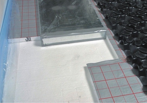 Bodenaufbau proKLIMA mit Bodenisolation, Luftführung und Systemplatte
