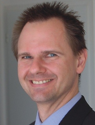 Dr. Dominik Cibis, ESaK-Studienleiter: „Vom 1. bis zum 5. Semester unseres 
Dipl.-Ing. (BA)-Studiengangs sind vier Stunden Englisch pro Woche Pflicht. 
Das ist bei diesem Ausbildungsgang einzigartig“
