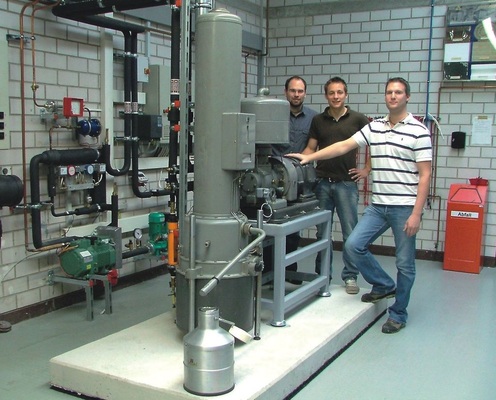 Praxisorientierte Projekt­arbeit: Sascha Hellmann restaurierte zusammen mit 
Micha Kluge und An­dreas Schiener (v. r. ) und viel persönlichem Engagement 
diesen historischen Philips-Kryogenerator, Baujahr 1956. Das Projekt wurde 
mit 8 000 Euro von der…