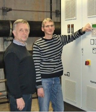Fachplaner Erhard Lickteig (l.) und Steffen Lelle, Abteilungsleiter 
Versorgungsmanagement der Technischen Universität, am Schaltschrank des 
KSB-Mehrpumpenregelsystems Hyamaster, das bereits werkseitig eingestellt 
angeliefert wurde und damit in…