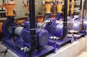 Vier Kühlwasserpumpen transportieren das zur Kühlung der 
Turbokälte­maschinen benötigte Wasser. Mit je 30 kW Anschlussleistung 
ergibt sich dafür ein beacht­licher Stromverbrauch
