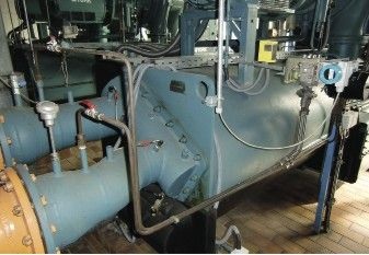 Als Regelgröße für die Pumpendrehzahlregelung dient der Differenzdruck, 
der am Rücklauf eines Kaltwassersatzes in der Energiezentrale als 
Schlechtpunkt definiert ist
