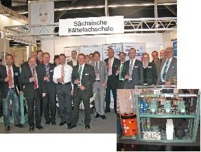 Gruppenbild mit Lehrern, Sponsoren und Konstrukteuren: Auf der Chillventa 
wurde eine CO2-Kälteanlage an die Sächsische Kältefachschule in 
Reichenbach übergeben
