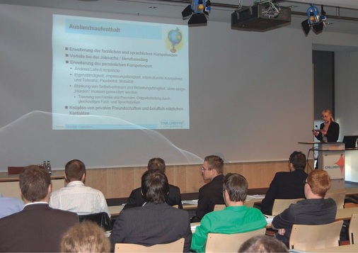 ESaK-Absolventin Carolin Dittmer berichtete den jungen Zuhörern u. a. über 
ihren Studienaufenthalt in den USA
