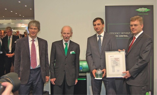 Valerius-Füner-Preisverleihung auf dem Bitzer-Messestand: Prof. Michael 
Kauffeld (HS Karlsruhe), Senator h. c. Peter Schaufler, Preisträger Thorsten 
Hauck und Laudator Prof. Michael Arnemann (v. l.)

