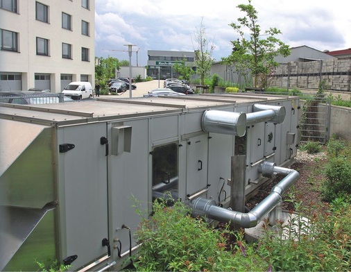 Freikühlung / Rückkühlung: Durch vergleichsweise hohe Medientemperaturen 
für die Flächenkühlung steht freies Kühlpotenzial über den Freikühler 
an rund 6500 h/a zur Verfügung. Gleichzeitig wird er als sehr 
energieeffiziente Rückkühleinrichtung für die…