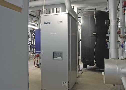 Die Yazaki-Absorptionskältemaschine überzeugte den Bauherrn durch ein 
optimales Preis-Leistungs-Verhältnis sowie die platzsparende kompakte 
Bauweise
