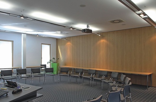 Der 120 Personen fassende Konferenzraum kann rund drei Stunden vor Nutzung 
zusätzlich über den Fußboden vorgekühlt werden, um Lastspitzen zu 
vermeiden
