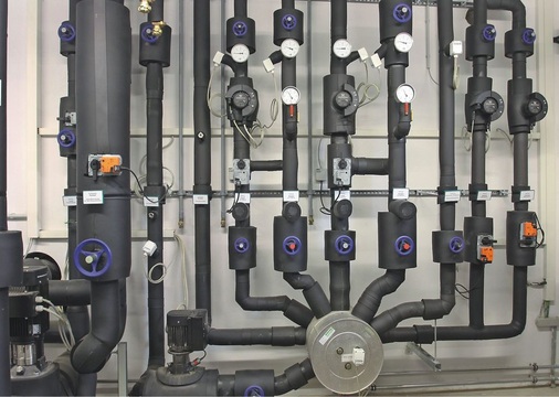 Durch den Einbau von zwei Zortström-Sammel- und Verteilzentren (Heizungs- 
bzw. Kälteverteilung) vereinfacht sich die ansonsten komplexe Hydraulik 
solcher Anlagen
