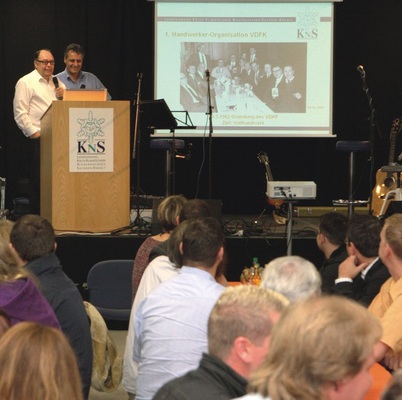 Reiner Bertuleit und Schulleiter Stephan Hofmann hielten auch bei der gut 
besuchten Abendveranstaltung noch einmal Rückschau hier schon etwas legerer
